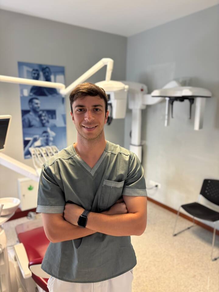 Dottor Filippo Anile in una sala operativa dello studio DentAnil