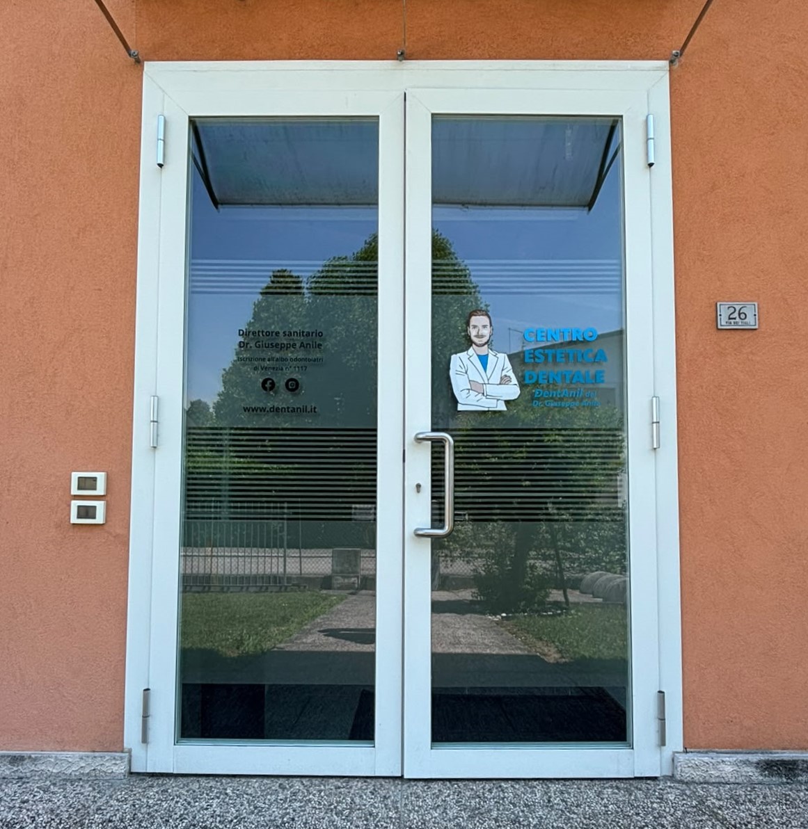 L’ingresso dello studio DentAnil in via dei Tigli 26 a Noale